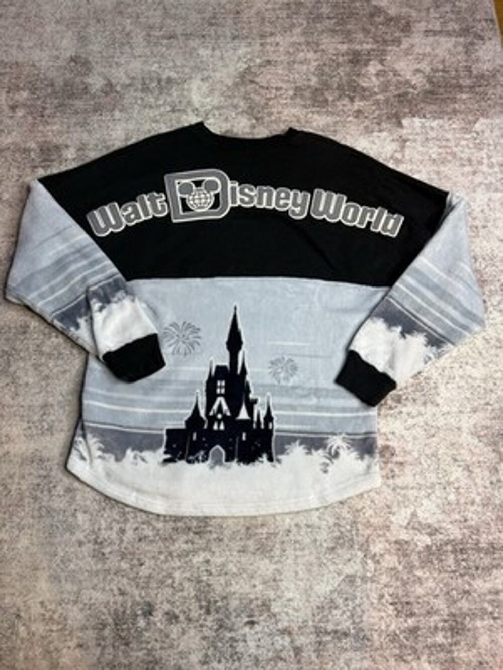 Disney Spirit Jersey Sweatshirt M Cinderella Castle Disneyland Resort Fleece